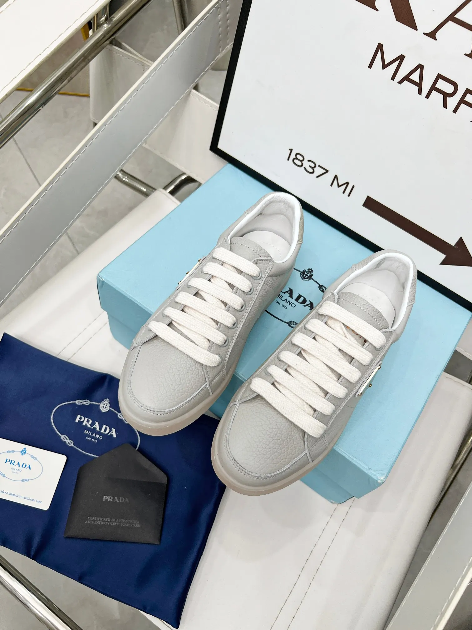 👟👟Ex-factory price 480👟👟 2024 Prada/Prada "couples" metal logo decorated Lane leather sneakers. This sneaker is fashionable and simple, showing the full integration of minimalist style and sports personality. Easy to wear and durable, artistic retro style. Leather material: original imported cowhide. Lining: sheepskin lining. Shoe logo: enamel-coated triangular metal logo. Size: 35-45 (female 41, male 45, custom-made, non-returnable).